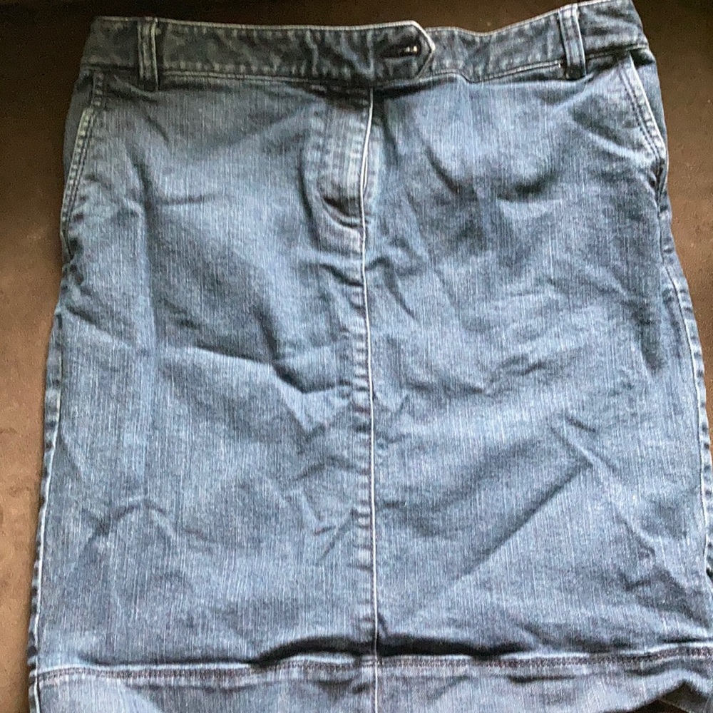 Ann Taylor Loft- Size 8 denim straight skirt